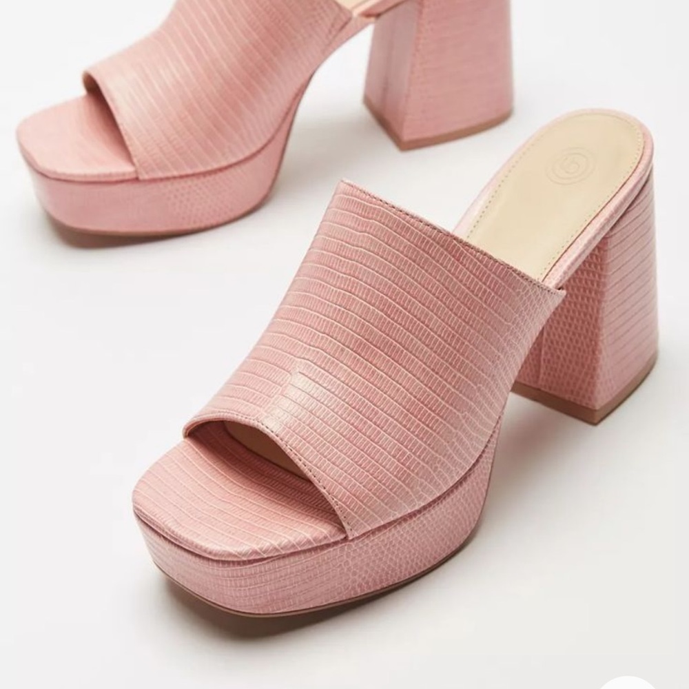 NEVER WORN UO Gigi Croc Platform Mule